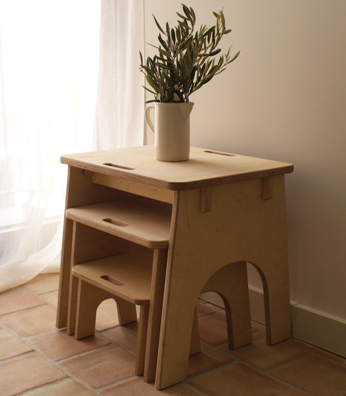 Banquetas de madera de tres medidas